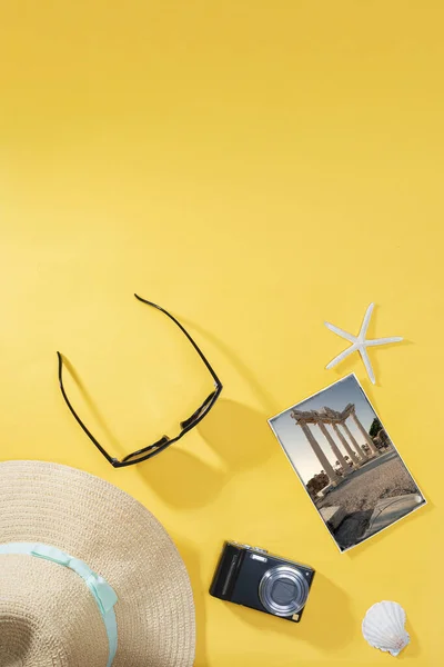 Overhead View Traveler Accessories Essential Vacation Items Travel Concept Background — Stock Photo, Image