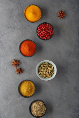 Renkli baharatlardan oluşan ahşap bir masa. Üst görünüm