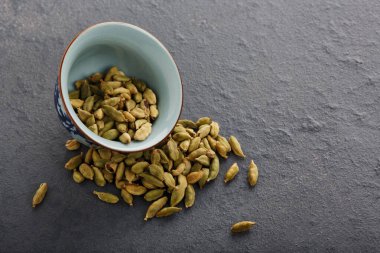 Çiğ Organik Kakule Kapsülleri Kullanıma Hazır