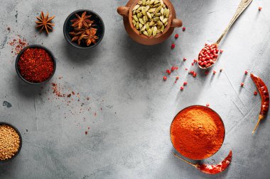 Renkli baharatlardan oluşan ahşap bir masa. Üst görünüm