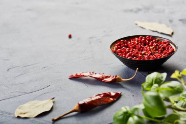 Kuru Organik Kırmızı Biberler Öğütülmeye ve taze fesleğene hazır
