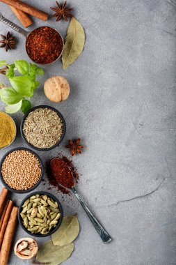 Renkli baharatlardan oluşan ahşap bir masa. Üst Manzara. Koyu arkaplan.