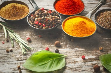 Renkli baharatlardan oluşan ahşap bir masa. Yiyecek, Hint yemeği, renkli..