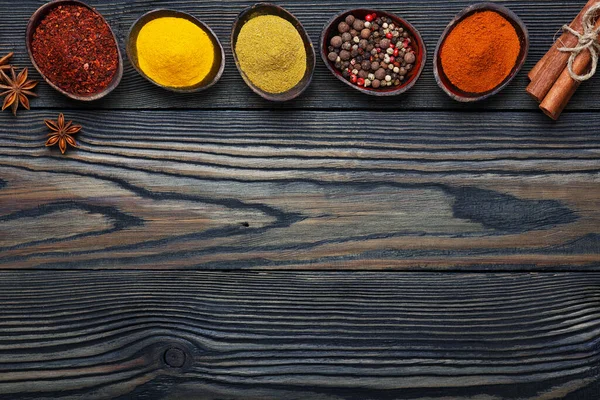 Masă Din Lemn Condimente Colorate Privire Sus — Fotografie, imagine de stoc