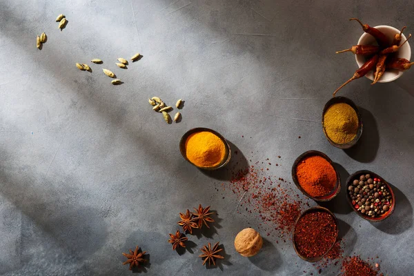 Renkli baharatlardan oluşan ahşap bir masa. Üst görünüm