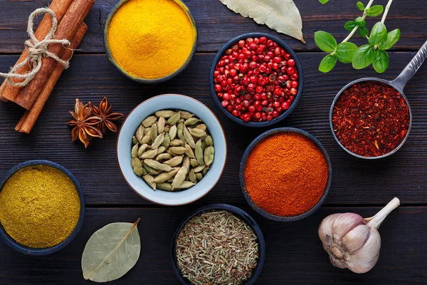 Renkli baharatlardan oluşan ahşap bir masa. Üst görünüm