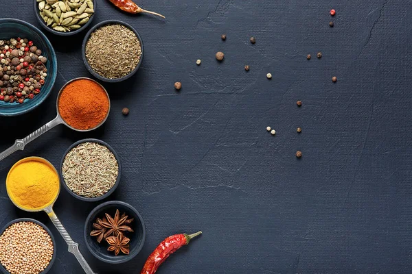 Temperos Coloridos Aromáticos Taças Fundo Escuro — Fotografia de Stock