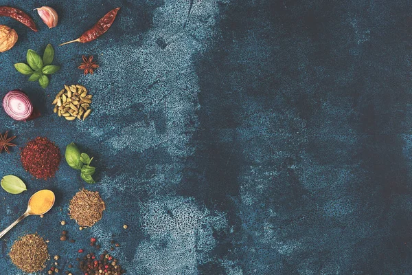 Renkli baharatlardan oluşan ahşap bir masa. Üst görünüm