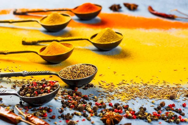 Asztal Színes Fűszerekkel Étel Indiai Színes — Stock Fotó