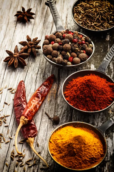 Houten Tafel Van Kleurrijke Specerijen Eten Indiaans Kleurrijk — Stockfoto