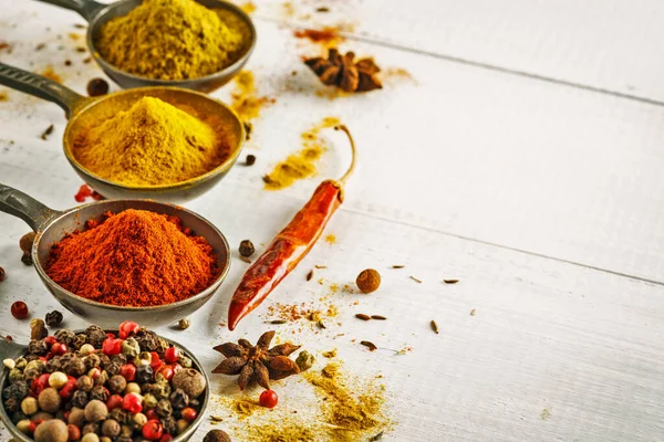 Masă Din Lemn Condimente Colorate Alimente Indian Colorat — Fotografie, imagine de stoc