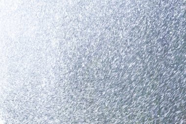 Gümüş parıltı, arka planda soyut tatil ışıkları. Gümüş arkaplan Soyut Bokeh Noeli.