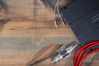 Araba sesi, araba hoparlörleri, subwoofer ve aksesuarlar. Üst görünüm. 