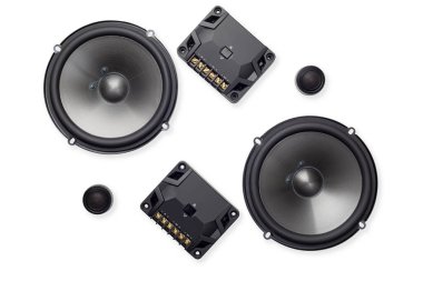 Araba sesi, araba hoparlörleri, subwoofer ve aksesuarlar. Üst Manzara. İzole edilmiş beyaz arkaplan