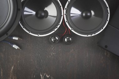 Araba sesi, araba hoparlörleri. Müzik; stereo; arkaplan; bas, elektronik