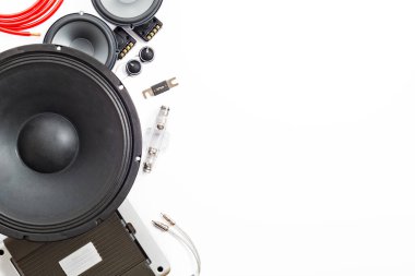 Araba sesi, araba hoparlörleri, subwoofer ve aksesuarlar. Üst görünüm