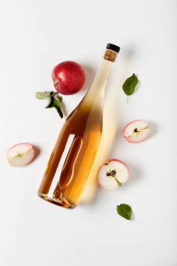 Elma sirkesi ve taze elmalar, düz yatak, mesajın için yer. Üst görünüm