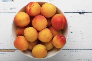 Seramik kasede taze kayısılar, yakın plan. Üst görünüm.