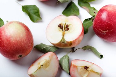 Masada taze lezzetli ve tatlı elmalar var. Beyaz arka plan. Üst görünüm.