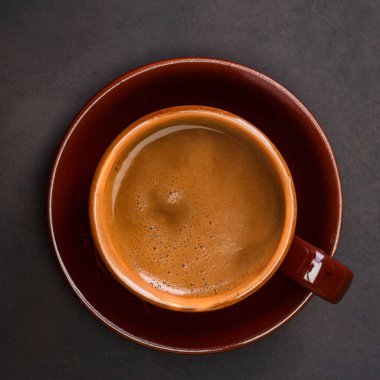 Kırsal arka planda bir fincan kahve. Üst görünüm.