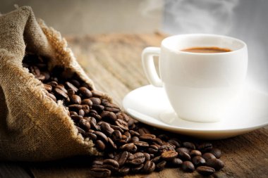 Kahve fincanı ve kahve çekirdeği.