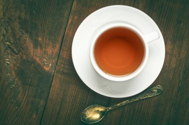 Masadaki seramik bardakta taze çay.