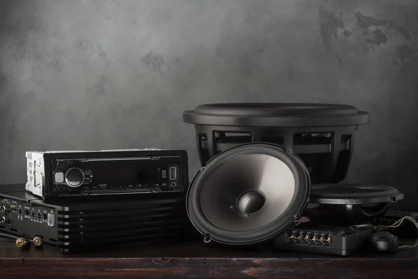 Araba sesi, araba hoparlörleri, subwoofer ve aksesuarlar. Koyu arkaplan. 