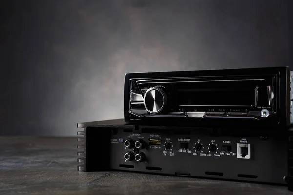 Araba sesi, araba hoparlörleri, subwoofer ve aksesuarlar. Koyu arkaplan.