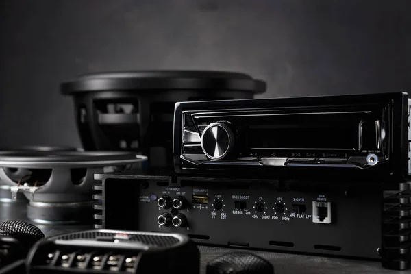 Araba sesi, araba hoparlörleri, subwoofer ve aksesuarlar. Koyu arkaplan.