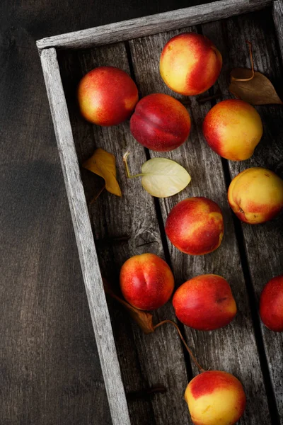 Frische Reife Nektarine Einer Schachtel Auf Einem Holztisch Top Konkurrenz — Stockfoto