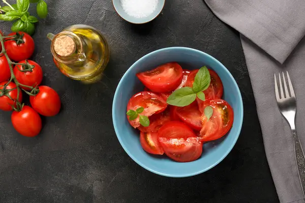 Frische Tomaten Und Frischer Basilikumsalat Keramikschale Und Olivenöl Ansicht Von — Stockfoto