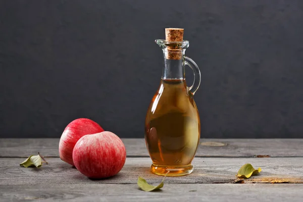 Frische Reife Äpfel Und Apfelessig Auf Einem Alten Holztisch Dunkler — Stockfoto