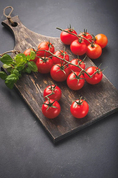 Frische Reife Gartentomaten Und Basilikum Auf Holztisch — Stockfoto