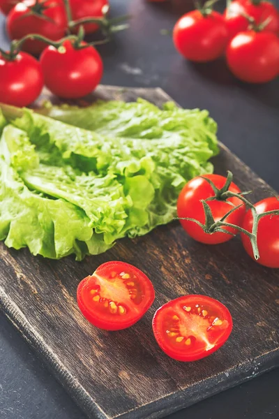 Tomaten Und Salat Auf Einem Holzuntergrund — Stockfoto