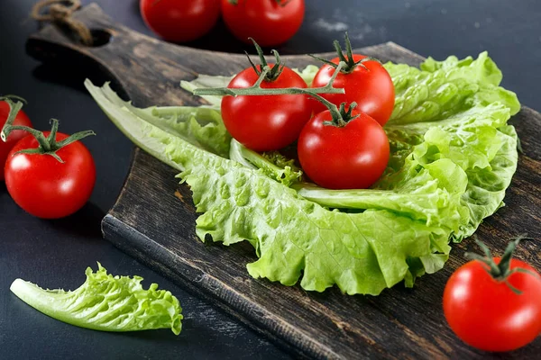 Tomaten Und Salat Auf Einem Holzuntergrund — Stockfoto