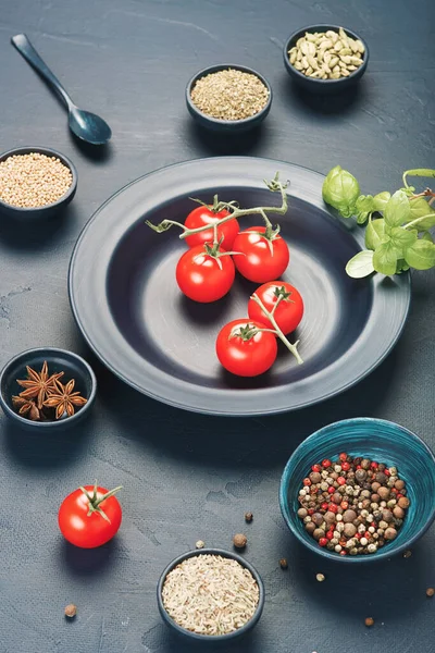 Frische Tomaten Basilikumkraut Und Gewürze Auf Dem Alten Tisch Schwarzer — Stockfoto