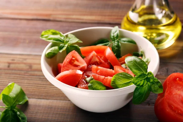 Tomatensalat Mit Basilikum Olivenöl Und Balsamico Essig Schüssel Über Holzgrund — Stockfoto