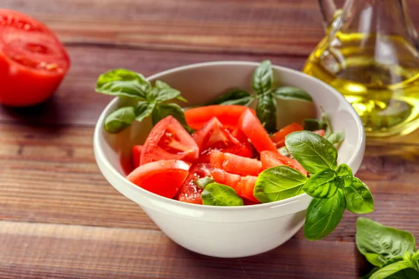 Tomatensalat Mit Basilikum Olivenöl Und Balsamico Essig Schüssel Über Holzgrund — Stockfoto