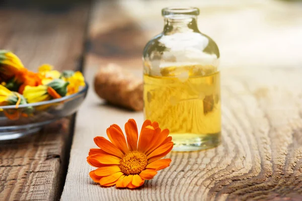 Calendula. Ahşap arka planda Marigold çiçek yaprağı üst görünümü. Calendula fincanı (Marigold çiçeği) yaprak doğal yaz çiçeği. Calendula officinalis tıbbi bitki yaprakları ve bitki yaprakları - sağlıklı konsept