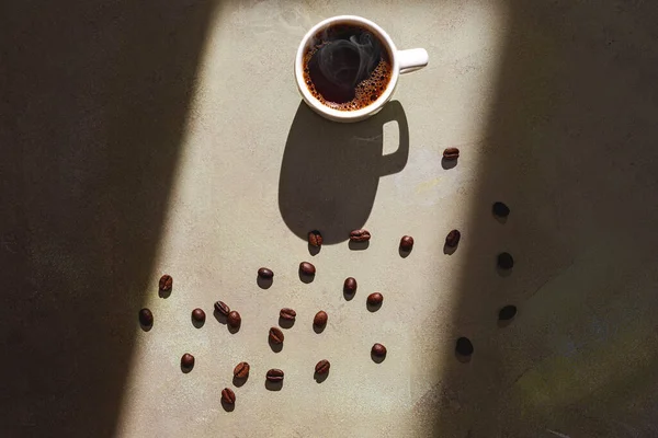 Чашка Кофе Кофейных Зерен Столе Вид Сверху — стоковое фото
