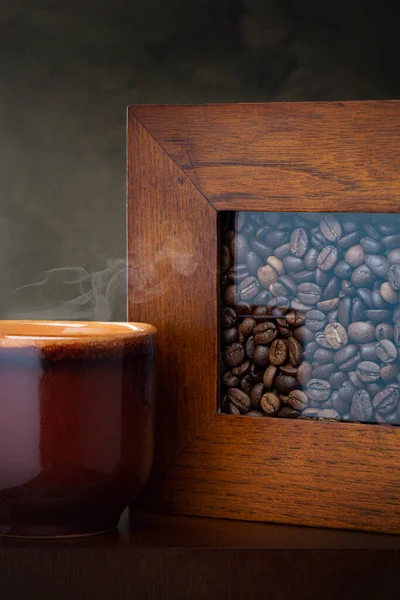 Чашка Кофе Кофейных Зерен Столе Темный Фон — стоковое фото