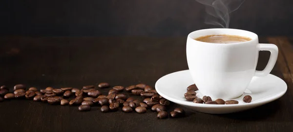 Kopp Kaffe Och Kaffebönor Bordet Svart Bakgrund Kopiera Utrymmet Ditt — Stockfoto