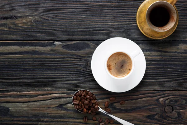 Färskt Och Aromatiskt Kaffe Vit Kopp Och Kaffebönor Ett Gammalt — Stockfoto