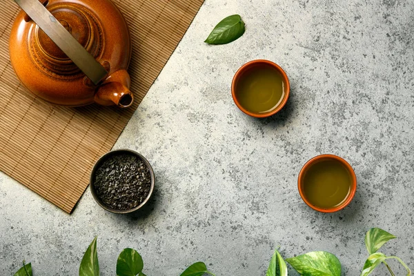 Asya yemekleri geçmişi - masada çay. Karanlık arka plan. Üst manzara, düz uzanma