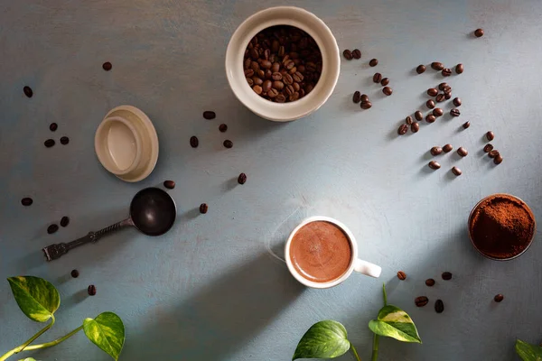 Kaffe Vit Kopp Och Kaffebönor Bordet Högst Upp Mörk Bakgrund — Stockfoto