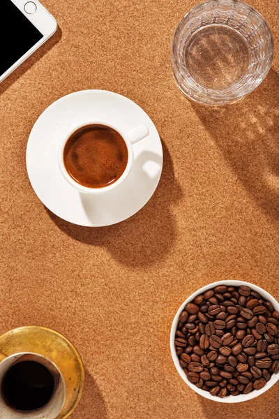 Kopp Kaffe Och Kaffebönor Bordet Ljust Solsken Ovanifrån — Stockfoto