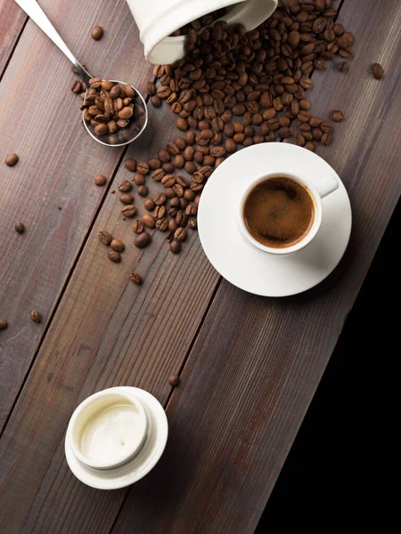 Kaffekopp Och Kaffebönor Trä Bakgrund Ovanifrån — Stockfoto