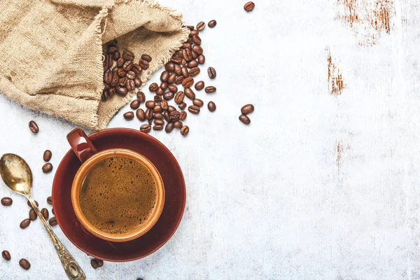 Kaffekopp Och Bönor Gammalt Köksbord — Stockfoto