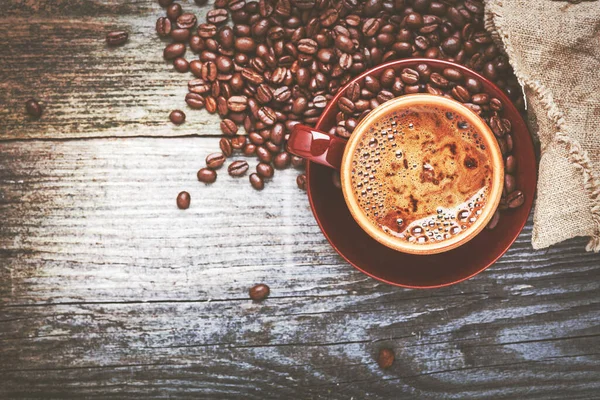 Kaffekopp Och Bönor Gammalt Köksbord — Stockfoto