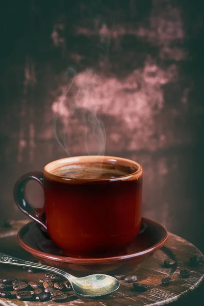 Kaffekopp Och Bönor Gammalt Köksbord — Stockfoto